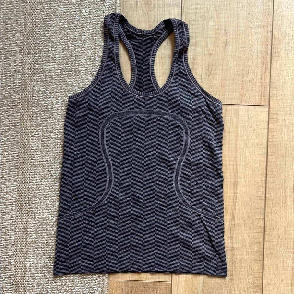 Lululemon workout top size 8